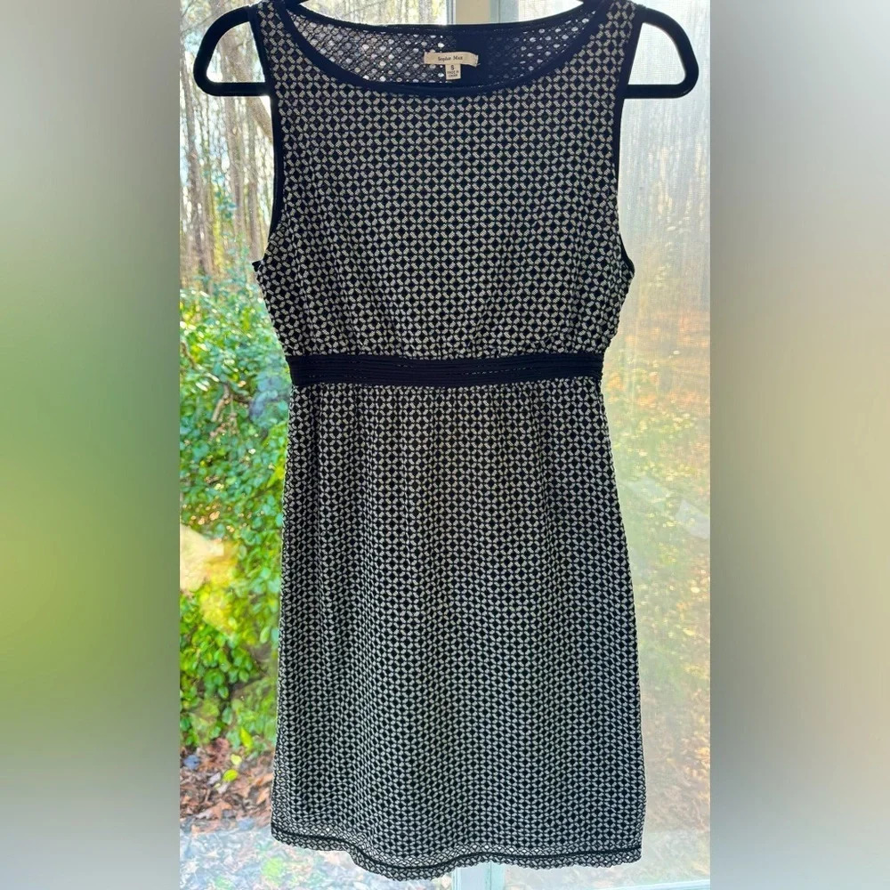 Sophie Max small black & white eyelet, lined sleeveless dress. Style 4B09K56 VGC